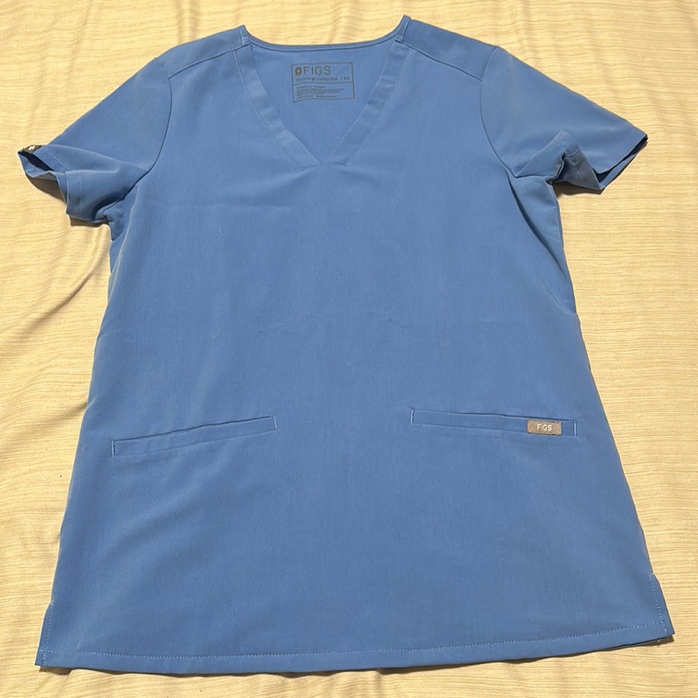 FIGS technical collection sky blue double pocket XS scrub top